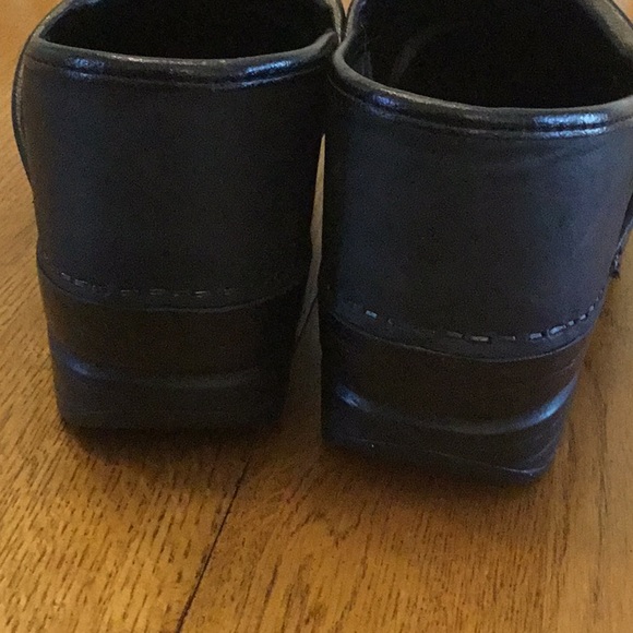 Woman’s Dansko black nubuck clogs. Size 39. Barely worn! Small scratch. - Picture 5 of 8